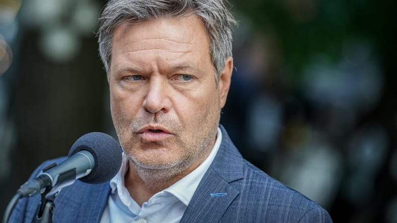 Robert Habeck, Bundeswirtschaftsminister: Nach scharfer Kritik, hatte er Änderungen an seinem Gesetzesentwurf versprochen. Robert Habeck, Bundeswirtschaftsminister: Nach scharfer Kritik, hatte er Änderungen an seinem Gesetzesentwurf versprochen.