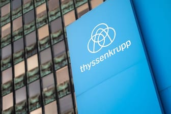 Der Schriftzug "thyssenkrupp" steht auf einem Schild: Das Unternehmen wartet auf Fördergelder der EU, um eine Anlage zur nachhaltigen Stahlproduktion bauen zu können.