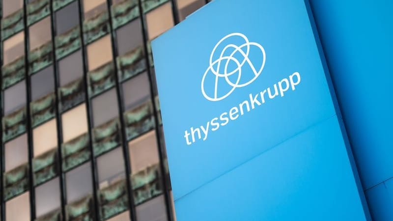 Der Schriftzug "thyssenkrupp" steht auf einem Schild: Das Unternehmen wartet auf Fördergelder der EU, um eine Anlage zur nachhaltigen Stahlproduktion bauen zu können.