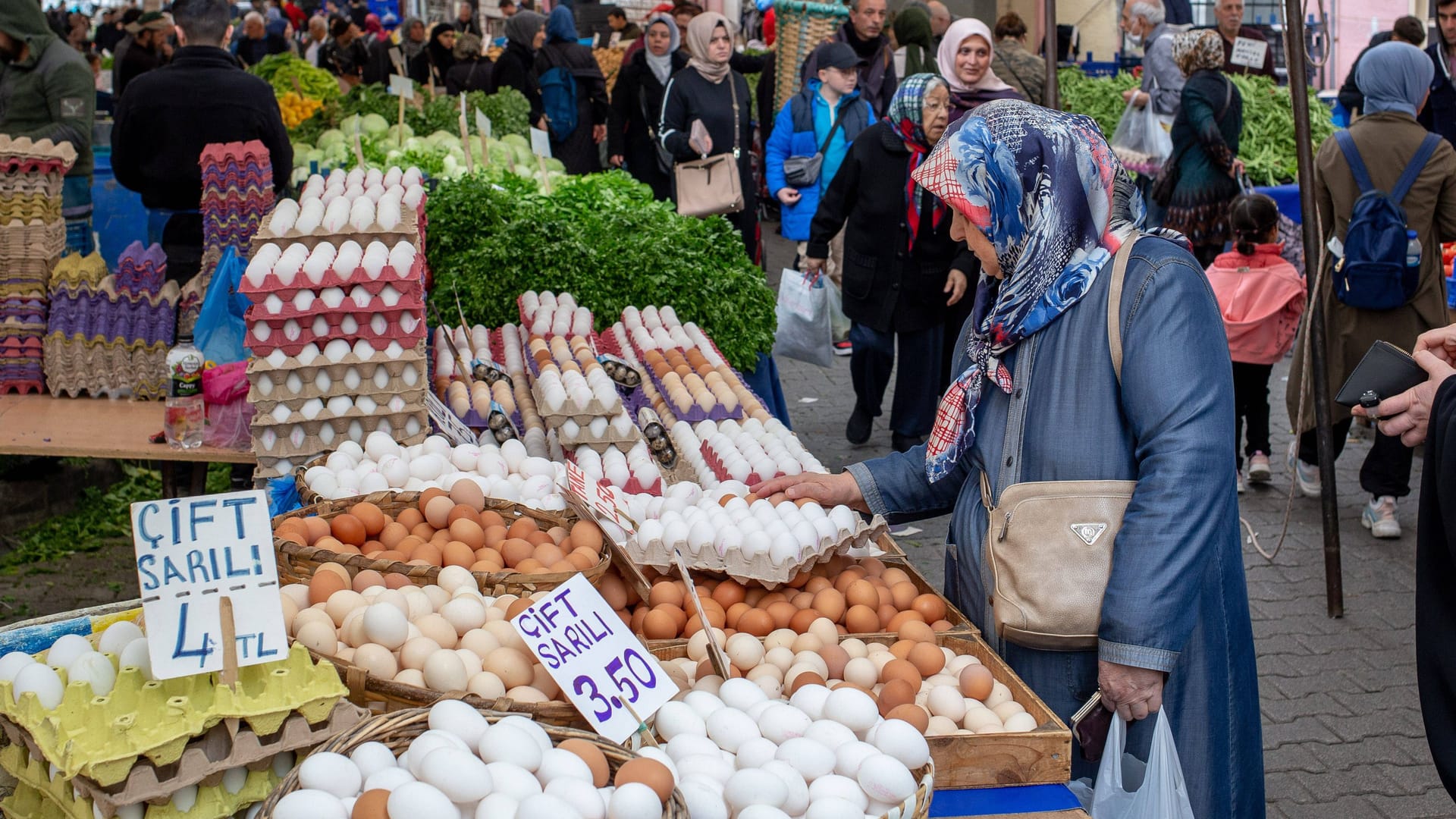 Ein Lebensmittelmarkt in Istanbuls Viertel Fatih: Seit vielen Monaten steigen die Preise für Grundnahrungsmittel und viele andere Produkte kontinuierlich an. Ein Lebensmittelmarkt in Istanbuls Viertel Fatih: Seit vielen Monaten steigen die Preise für Grundnahrungsmittel und viele andere Produkte kontinuierlich an.