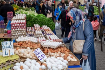 Ein Lebensmittelmarkt in Istanbuls Viertel Fatih: Seit vielen Monaten steigen die Preise für Grundnahrungsmittel und viele andere Produkte kontinuierlich an.