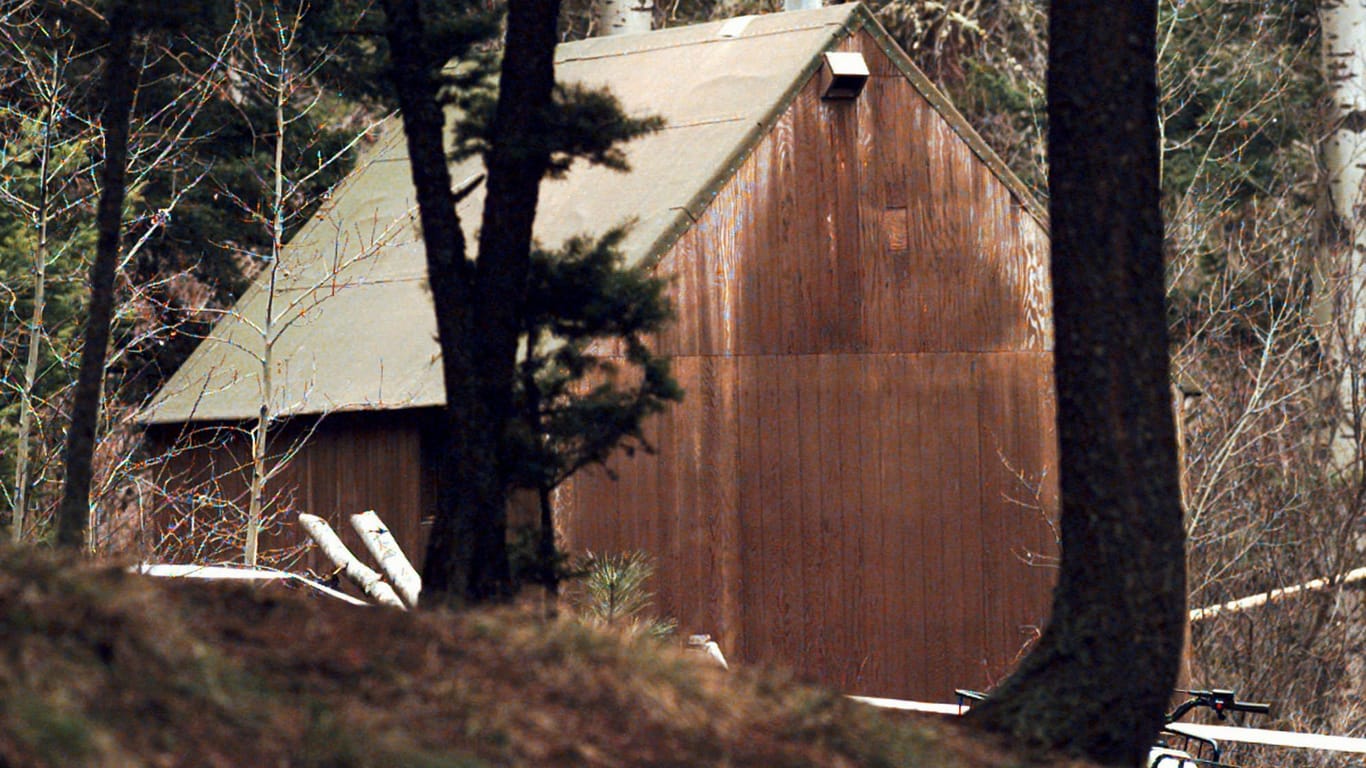 Die Einsiedlerhütte in einem Wald im US-Bundesstaat Montana, in der Ermittler Ted Kaczynski Mitte der 1990er-Jahre festnahmen.