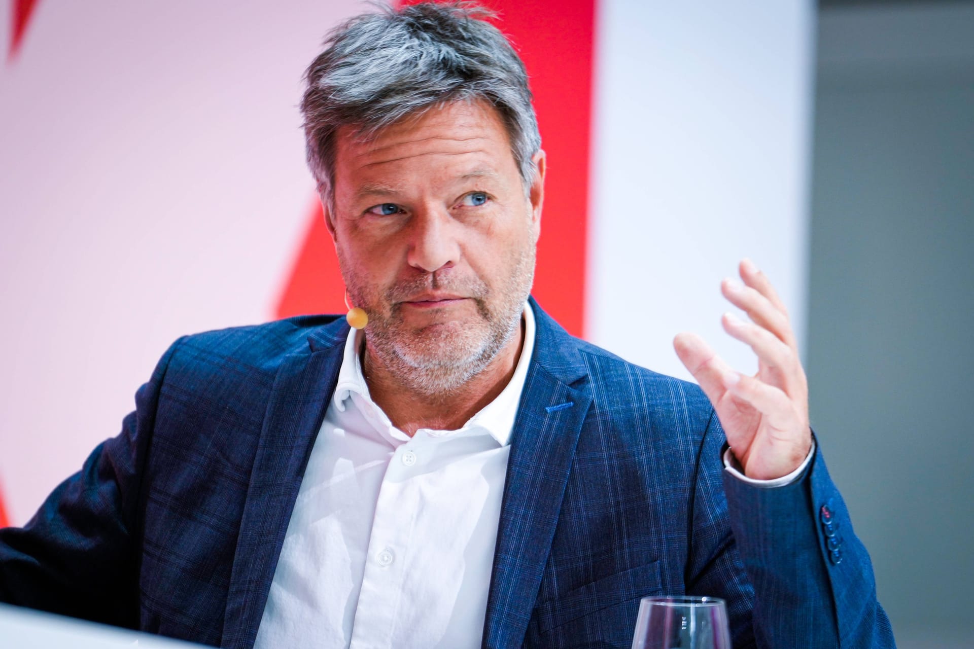 Wirtschaftsminister Robert Habeck: In Duisburg fürchten Stahlarbeiter um ihre Jobs.