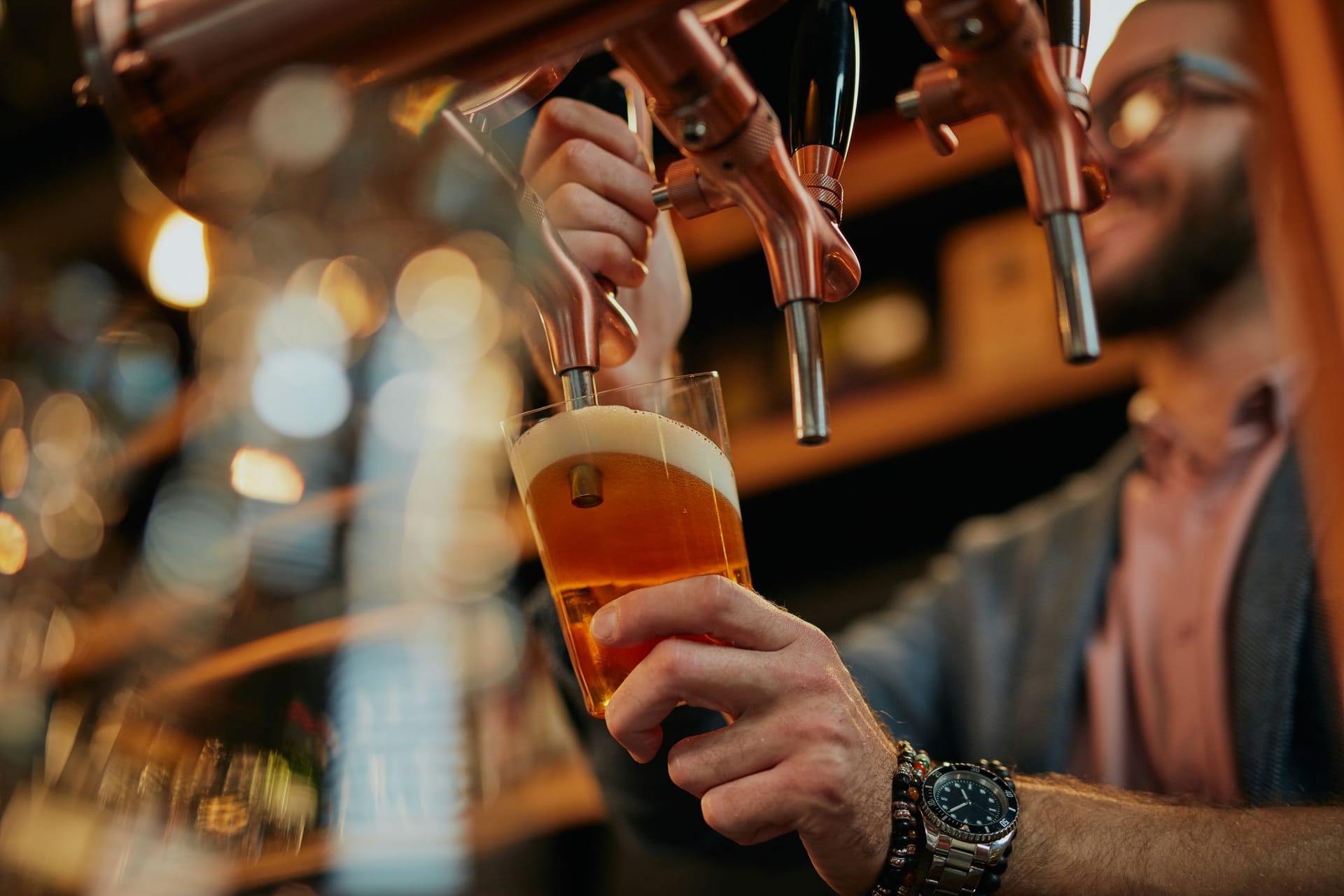 Ein Mann zapft Bier in einer Kneipe (Symbolbild): In einem Dorf in Niedersachsen können die Einwohner in einer Kirche Bier trinken.