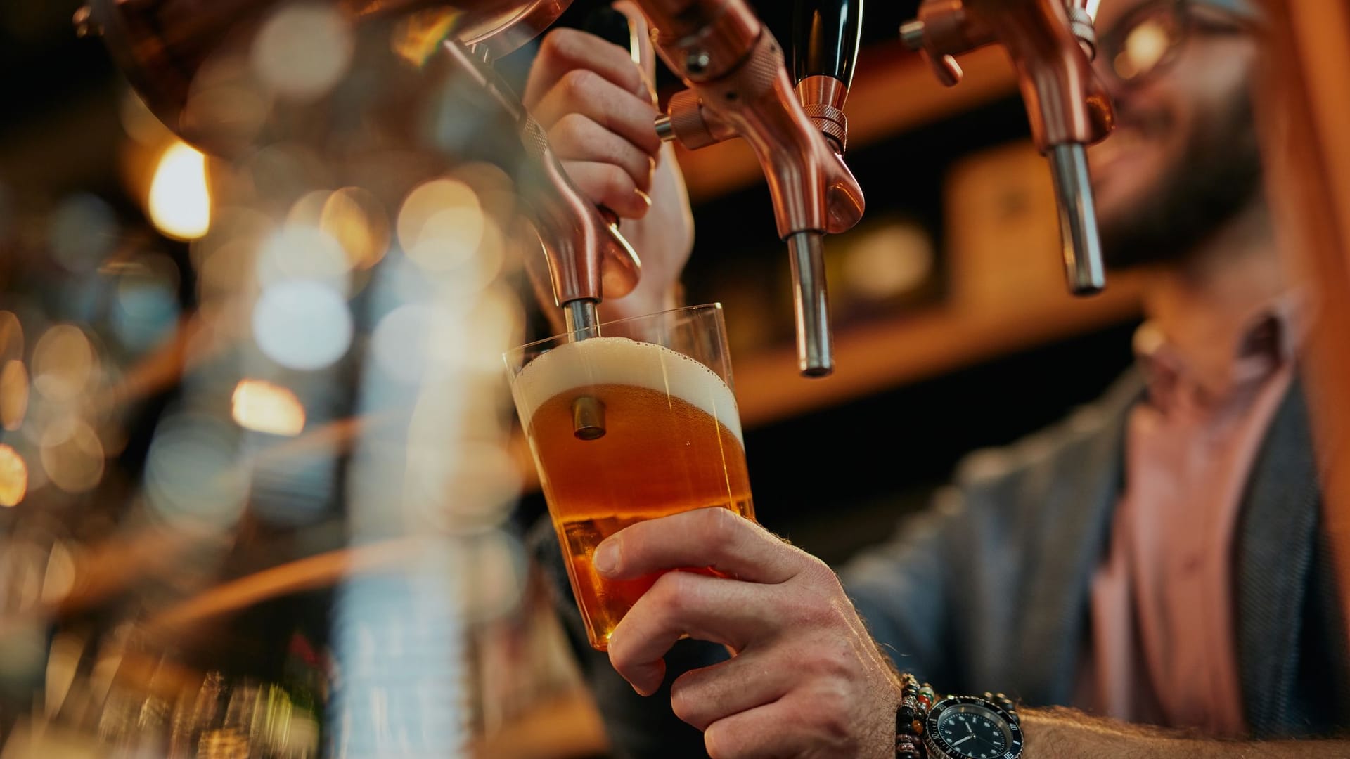 Ein Mann zapft Bier in einer Kneipe (Symbolbild): In einem Dorf in Niedersachsen können die Einwohner in einer Kirche Bier trinken.