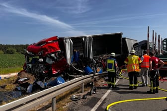 Zu einem schweren Verkehrsunfall ist es am Donnerstagvormittag auf der Bundesstraße 2 im Landkreis Roth gekommen.