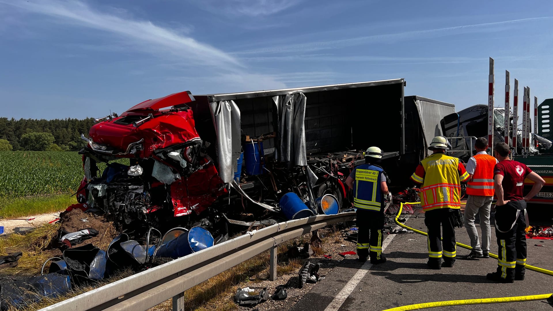 Zu einem schweren Verkehrsunfall ist es am Donnerstagvormittag auf der Bundesstraße 2 im Landkreis Roth gekommen.