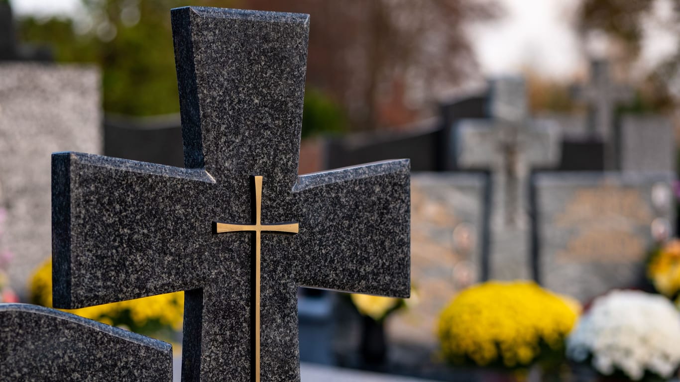 Ein Friedhof (Symbolbild): Ein TikToker hat seinen Tod vorgetäuscht.