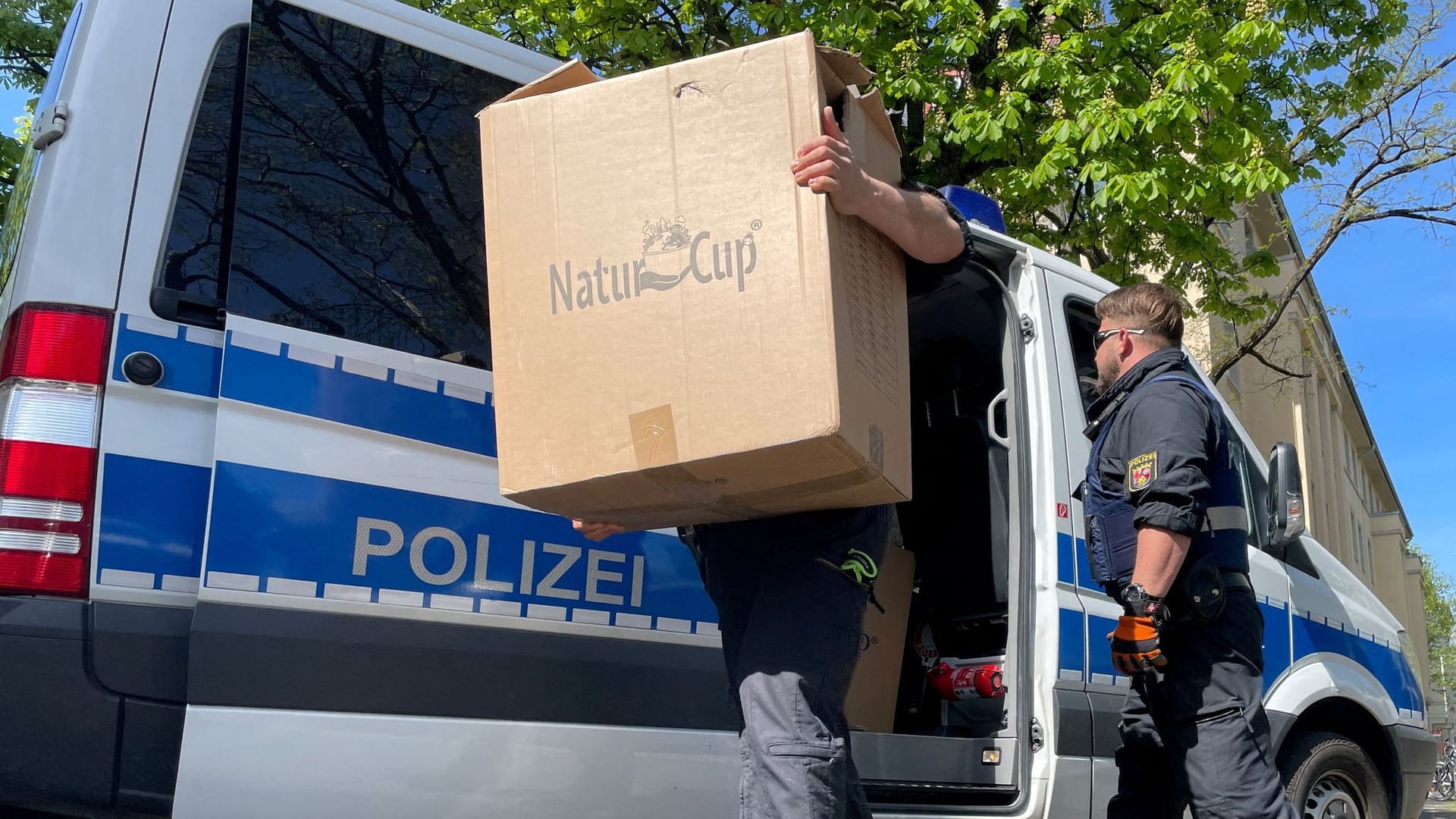 Polizisten bei einer 'Ndrangheta-Razzia im Mai (Archivbild): Ein mutmaßliches Mitglied der Mafia ist in Münster festgenommen worden.