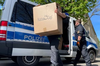 Polizisten bei einer 'Ndrangheta-Razzia im Mai (Archivbild): Ein mutmaßliches Mitglied der Mafia ist in Münster festgenommen worden.