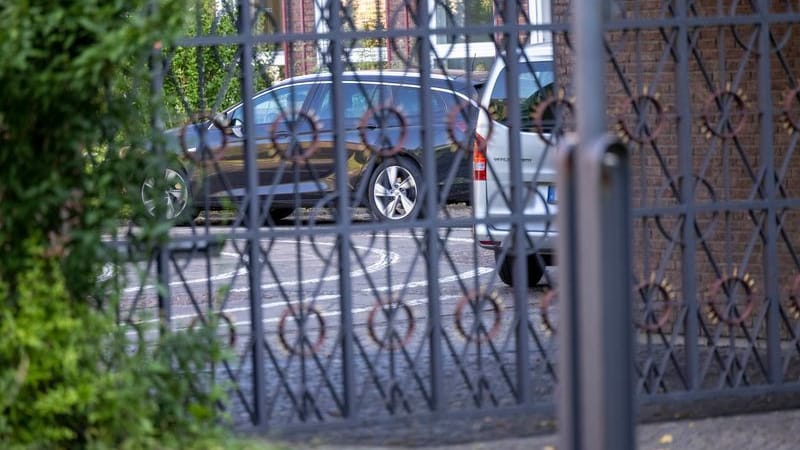 Autos stehen vor Woelkis Wohnsitz: Der Erzbischof selbst soll den Ermittlern die Tür geöffnet haben.