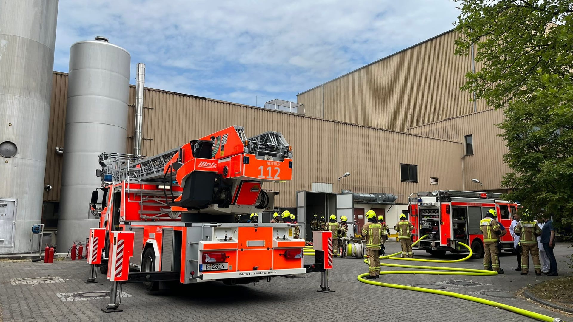 Einsatz im Märkischen Viertel: Die Feuerwehr war mit mehr als 60 Leuten vor Ort.