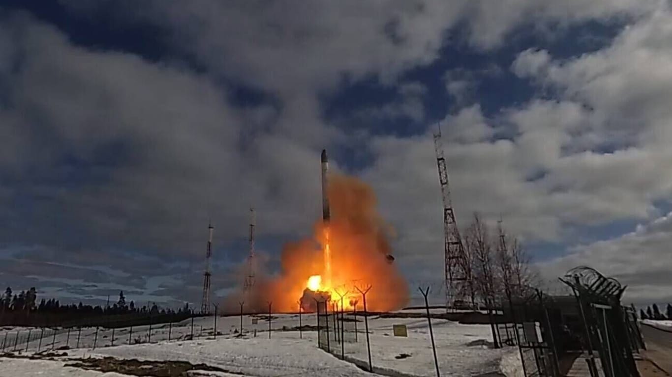 Ausschnitt aus einem Video des russischen Verteidigungsministeriums. Er soll den Start einer interkontinentalen Sarmat-Rakete zeigen.