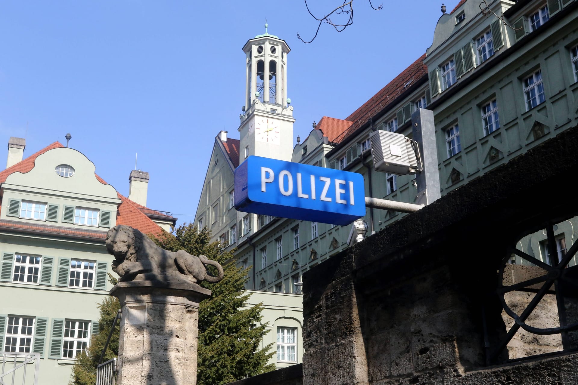 Das Polizeipräsidium in München (Symbolbild): Hier endete ein Parkmanöver am Dienstag desolat.