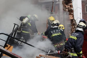 Chinesische Feuerwehrleute bei einem Einsatz (Symbolbild): In Yinchuan sind bei einer Explosion in einem Restaurant 31 Menschen ums Leben gekommen.