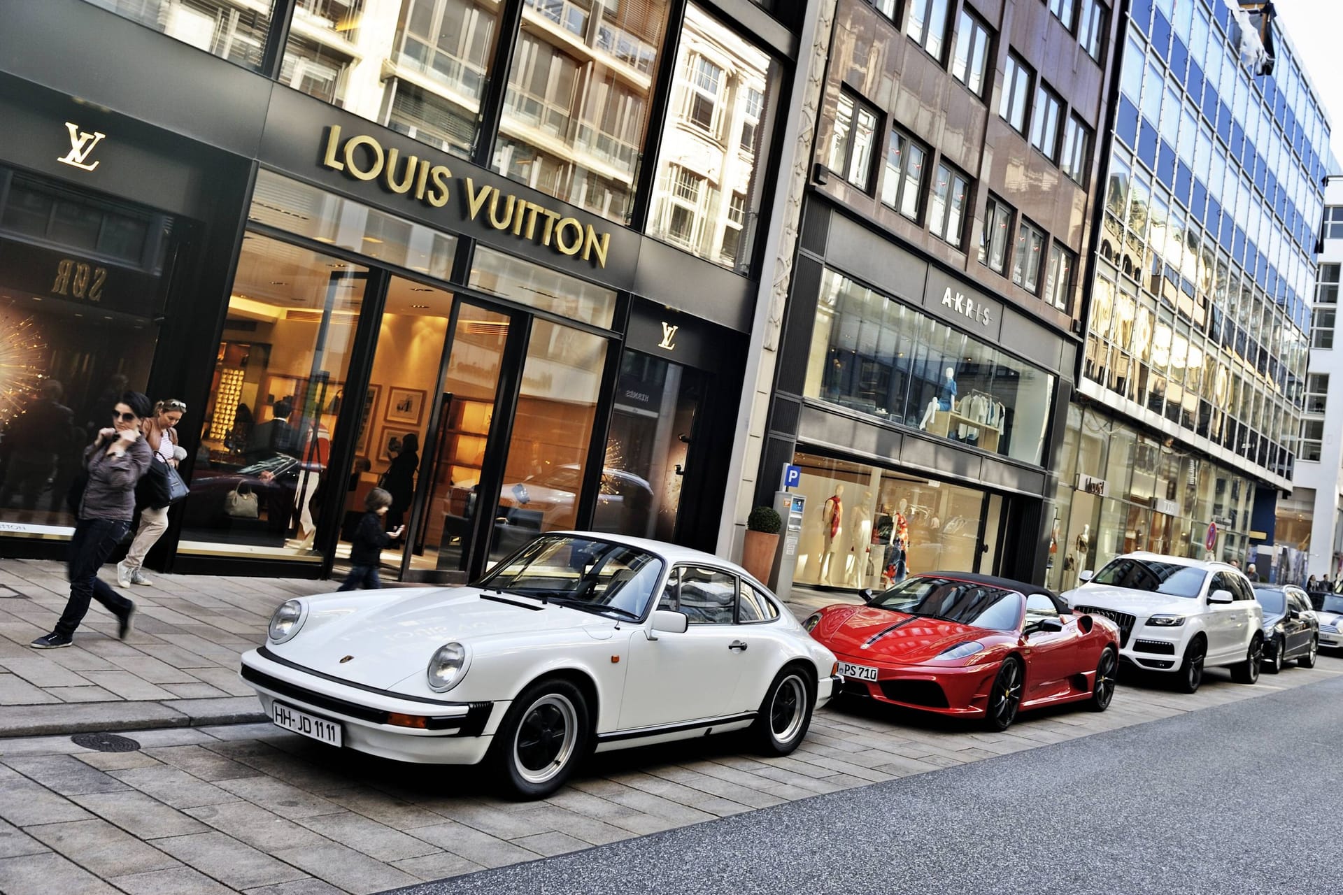 Teure Autos stehen vor Luxusläden in der Hamburger Innenstadt (Archivbild): Ein CDU-Poltiker sorgt sich um die City und ihre vermögenden Kunden, die keine Parkplätze mehr finden.