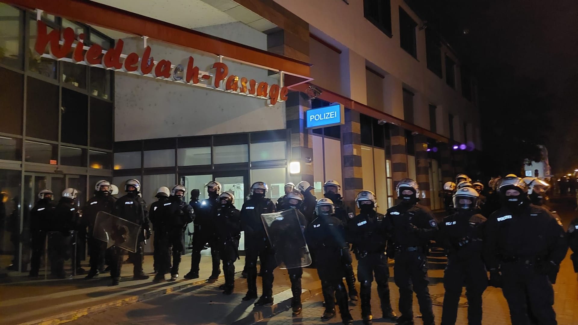 Polizisten sperren nach Steinwürfen eine Polizeiwache in Leipzig ab.