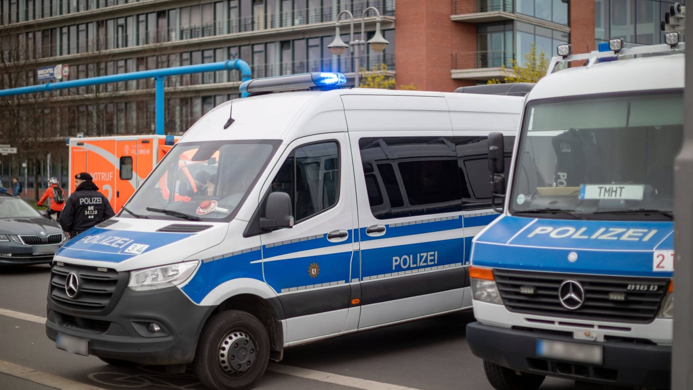 Polizeieinsatz in Berlin (Symbolfoto): Bei einer Auseinandersetzung in der Torstraße wurde ein Mann verletzt.