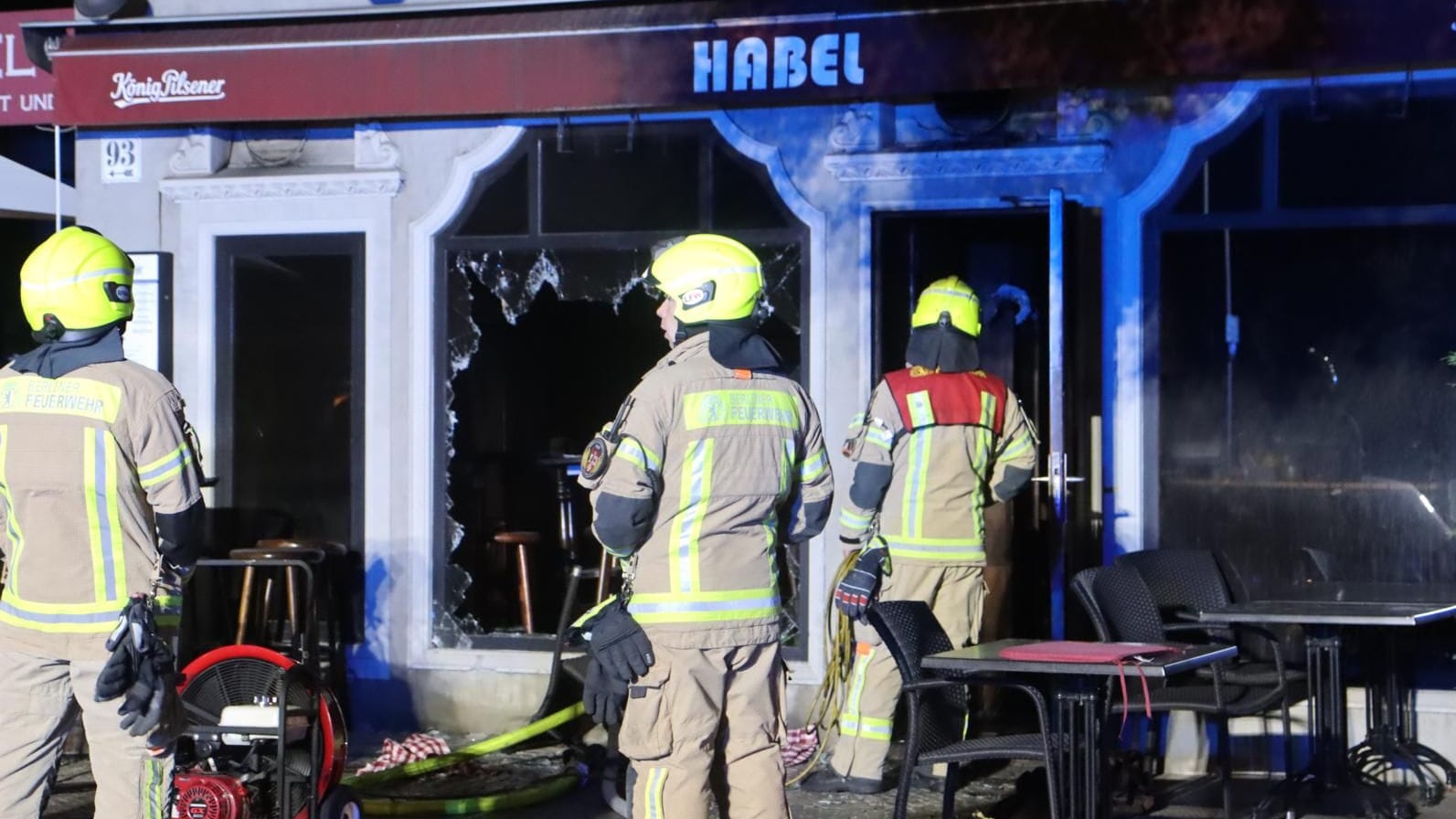 Ein Loch in der Scheibe: Die Einsatzkräfte mussten an den Brandort herankommen.