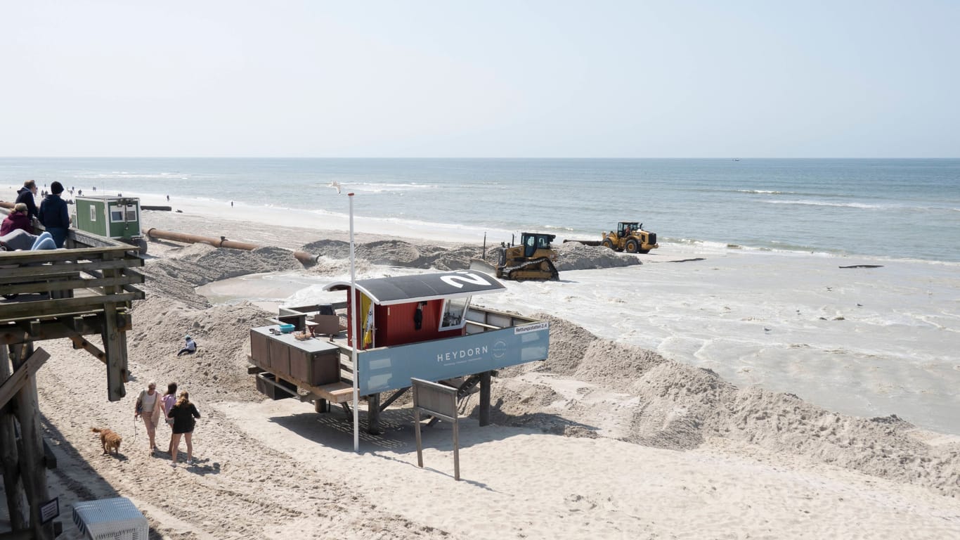 Sandaufspülung am Strand in Kampen auf der Nordseeinsel Sylt (Archivbild): Können die Maßnahmen die Nordseeinsel retten?