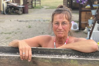 Conny steht an ihrem Hoftor in Volzrade: Zwei NΓ€chte durfte sie nicht zuhause sein. Conny steht an ihrem Hoftor in Volzrade: Zwei NΓ€chte durfte sie nicht zuhause sein.