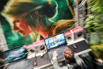 Besucher auf der Gamesweekberlin: Der Chipkonzern Nvidia will mithilfe von Chatbot-Technologie Unterhaltungen mit Computer-Figuren in Videospielen natürlicher machen.