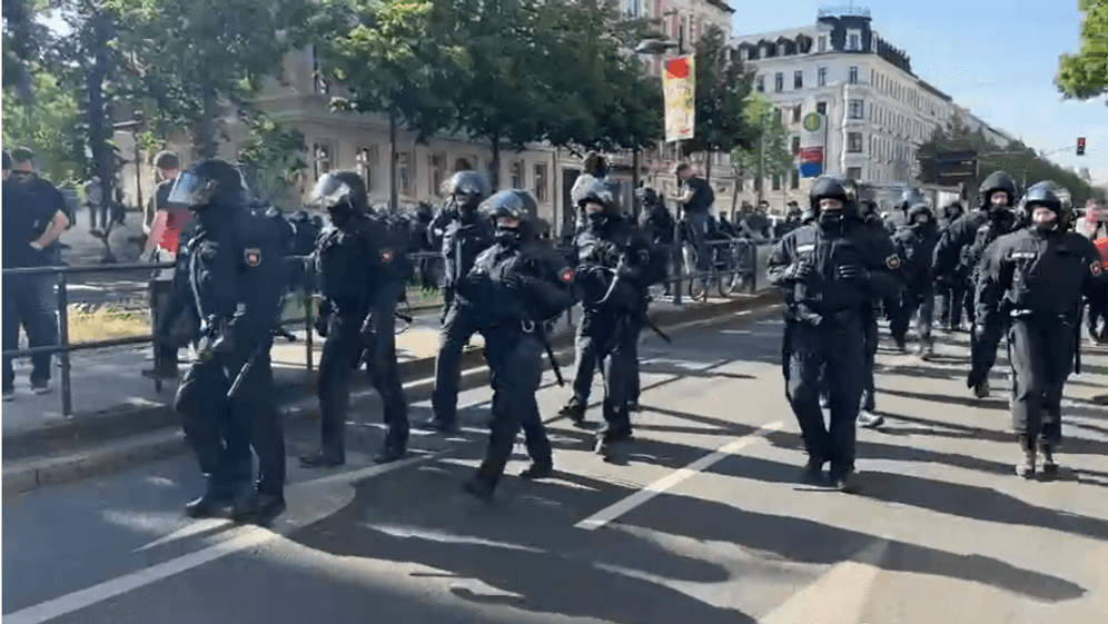 Polizisten in Leipzig: Teilnehmer einer erlaubten Demonstration haben sich vermummt.