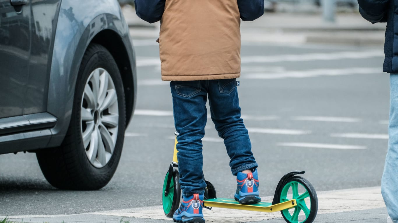Ein Kind auf einem Tretroller: In Köln ist ein Kind von einem Auto erfasst worden.