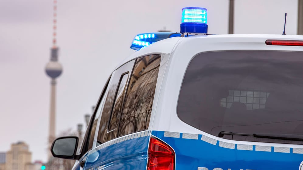 Streifenwagen der Berliner Polizei (Symbolfoto): In einem Hellersdorfer Park ist eine Frau angegriffen worden.