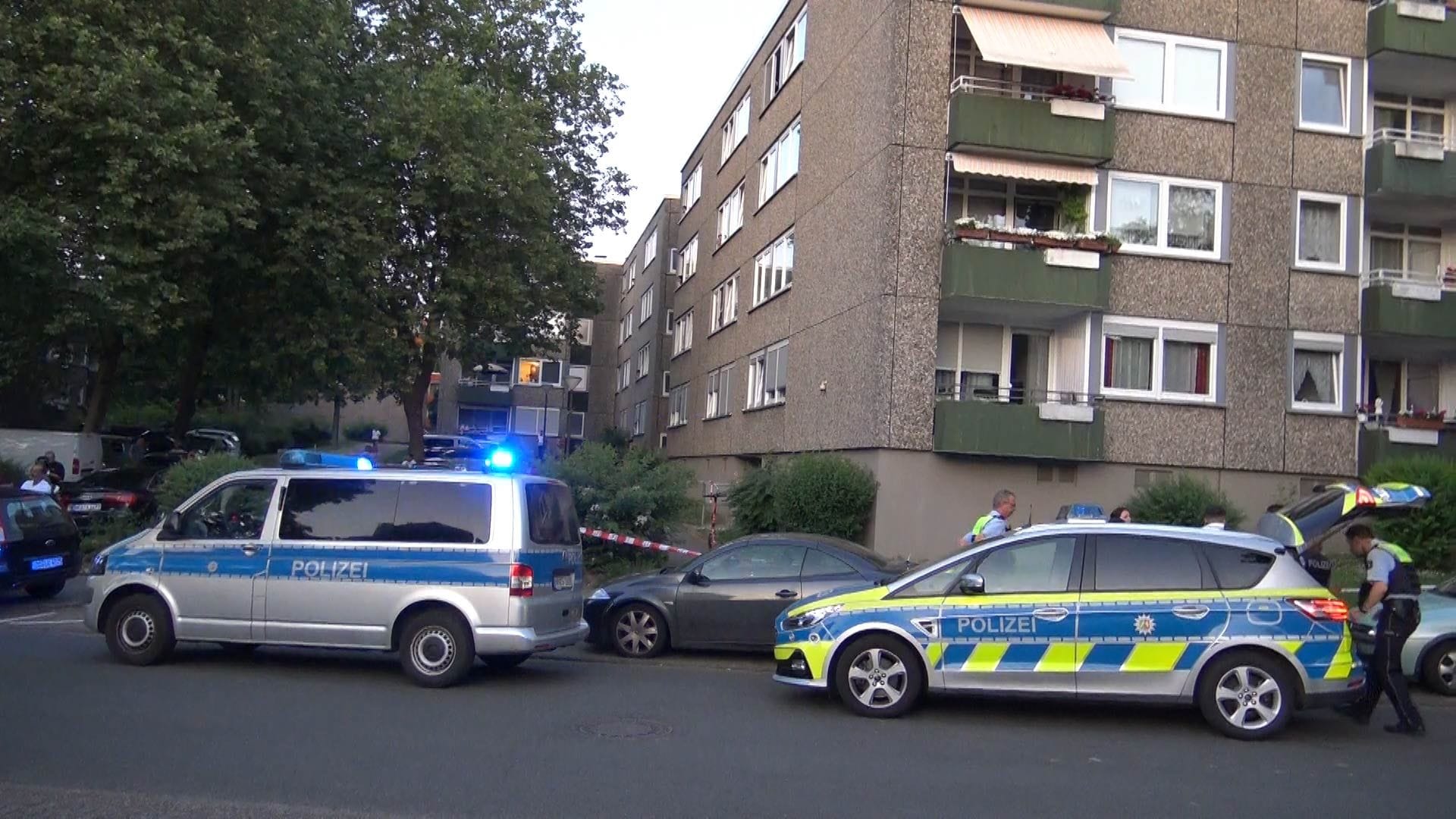 Polizei in Lütgendortmund am Abend: Die Polizei hält sich mit Informationen zurück.