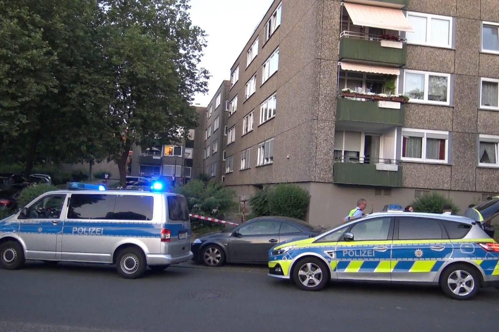Polizei in Lütgendortmund am Abend: Die Polizei hält sich mit Informationen zurück.