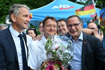 Björn Höcke, Vorsitzender der AfD Thüringen (l) und Tino Chrupalla, AfD-Bundesvorsitzender (r) gratulieren Robert Sesselmann (AfD): Sesselmann ist neuer Landrat im Kreis Sonneberg.