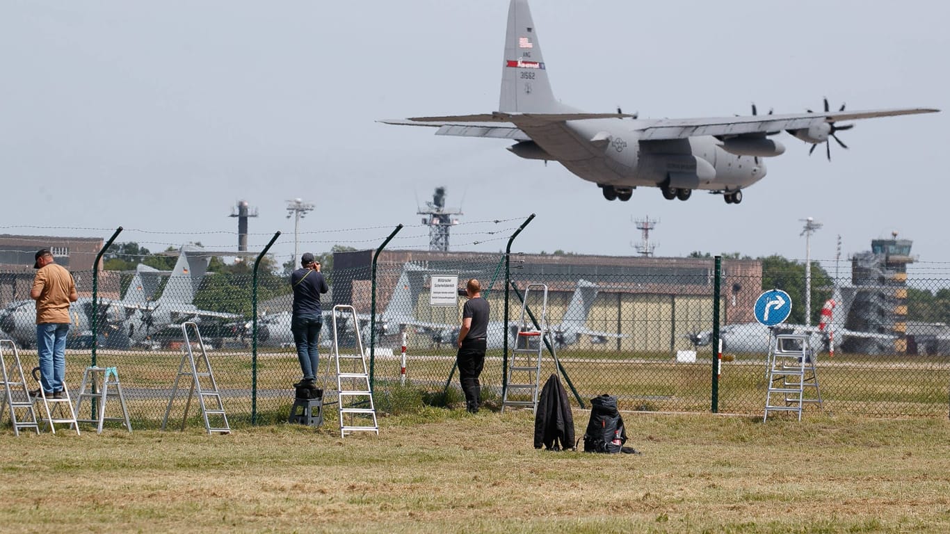 Die Landung von sieben C-130 "Hercules" der Amerikaner für den "Air Defender 23" hat bereits für Aufsehen gesorgt.