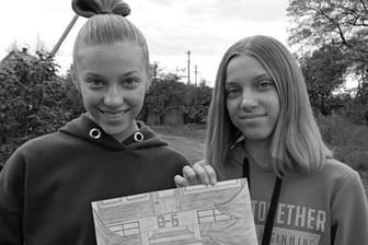 Anna und Yuliya Aksenchenko wären im September 15 Jahre alt geworden. "Wir werden nicht vergeben!" schrieb der Kramatorsker Stadtrat zu dem Bild der Mädchen.