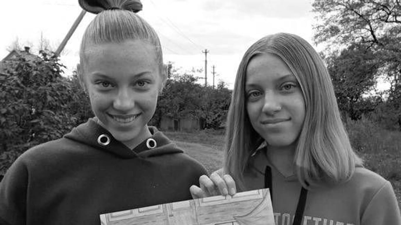 Anna und Yuliya Aksenchenko wären im September 15 Jahre alt geworden. "Wir werden nicht vergeben!" schrieb der Kramatorsker Stadtrat zu dem Bild der Mädchen.