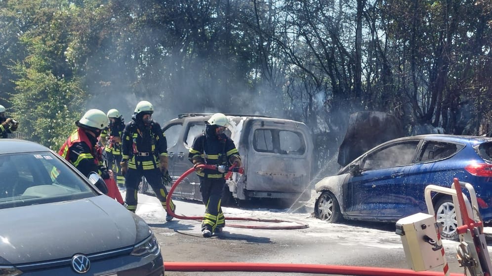 Feuerwehr löscht brennende Fahrzeuge: Wie es zu dem Brand kam, ist derzeit unklar.