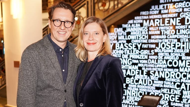 Frank Dehner und Caroline Peters: Das Paar besucht eine Theaterpremiere in Berlin im Jahr 2019.