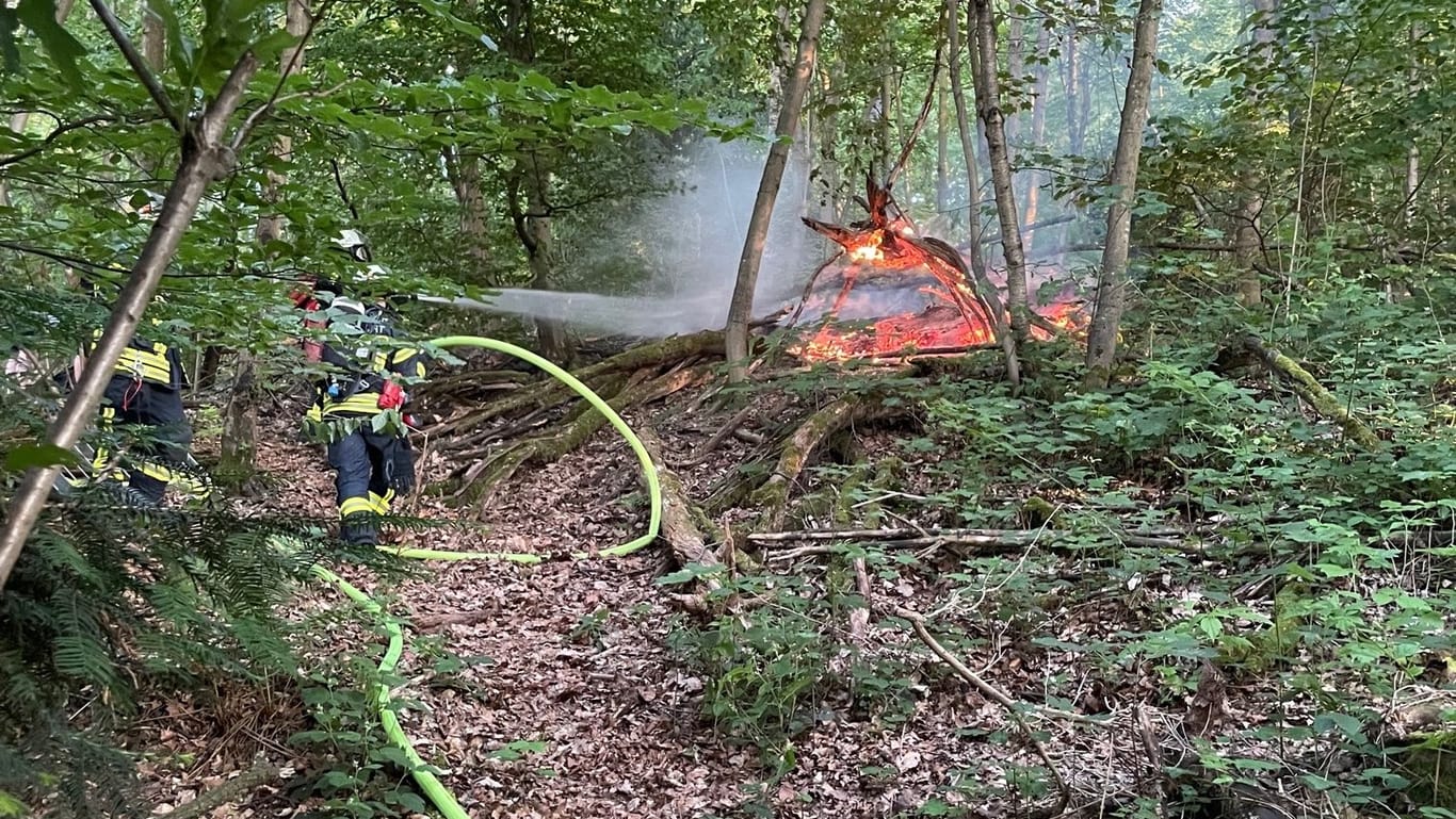 Feuer mitten im Wald: Den Einsatzkräften gelang es, auf schmalen Trampelpfaden mit einem Schlauch zur Brandstelle zu kommen.