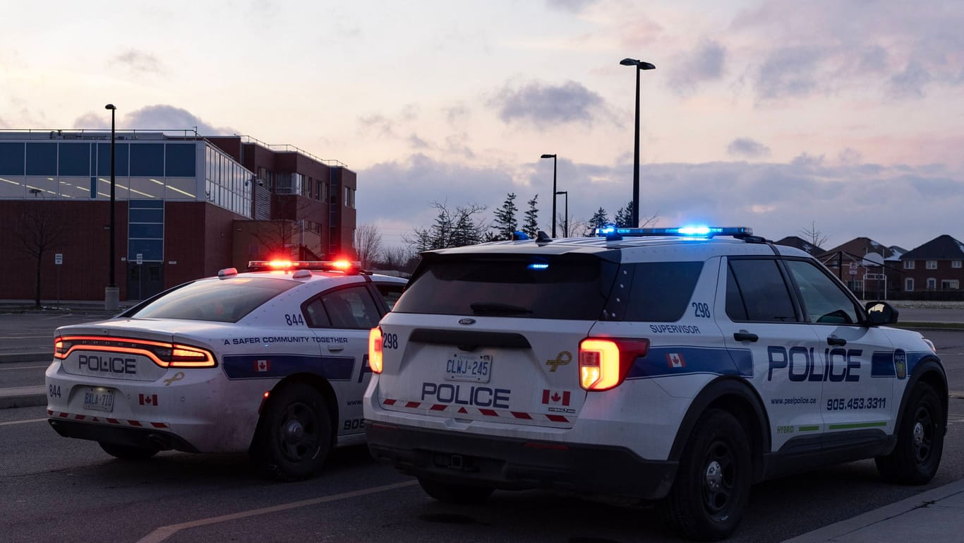 Polizeifahrzeuge an einer Straße in Kanada (Symbolbild): Bei einem schweren Verkehrsunfall sind mindestens 15 Menschen in Manitoba gestorben.