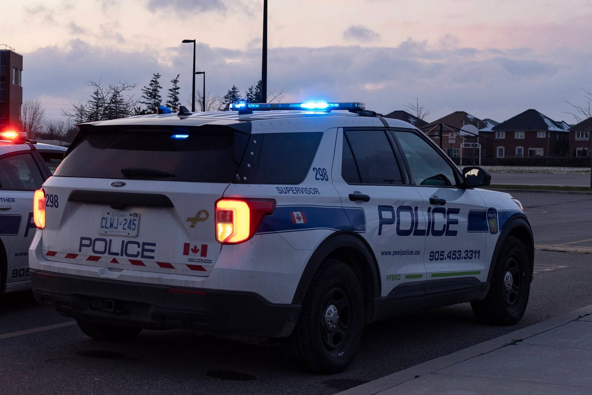 Polizeifahrzeuge an einer Straße in Kanada (Symbolbild): Bei einem schweren Verkehrsunfall sind mindestens 15 Menschen in Manitoba gestorben.