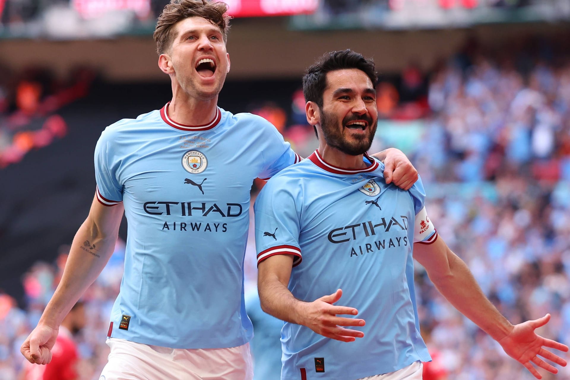 Emotionaler Jubel: Citys Ilkay Gündogan feiert mit Teamkollege John Stones (li.).