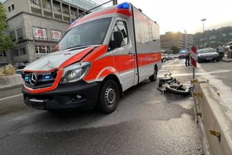 15.000 Euro Schaden: Dem Kraftrad des 14-Jährigen fehlt nach dem Unfall ein Rad, die Motorhaube des Rettungswagens ist stark eingedellt.