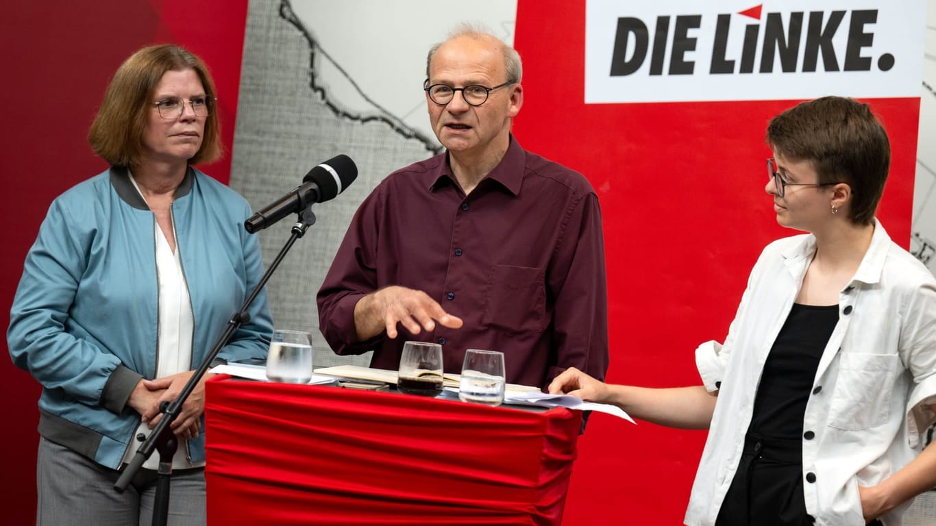 Kristina Vogt (l-r), Christoph Spehr und Anna Fischer von der Bremer Linken, bei der Vorstellung des neu ausgehandelten Koalitionsvertrages.