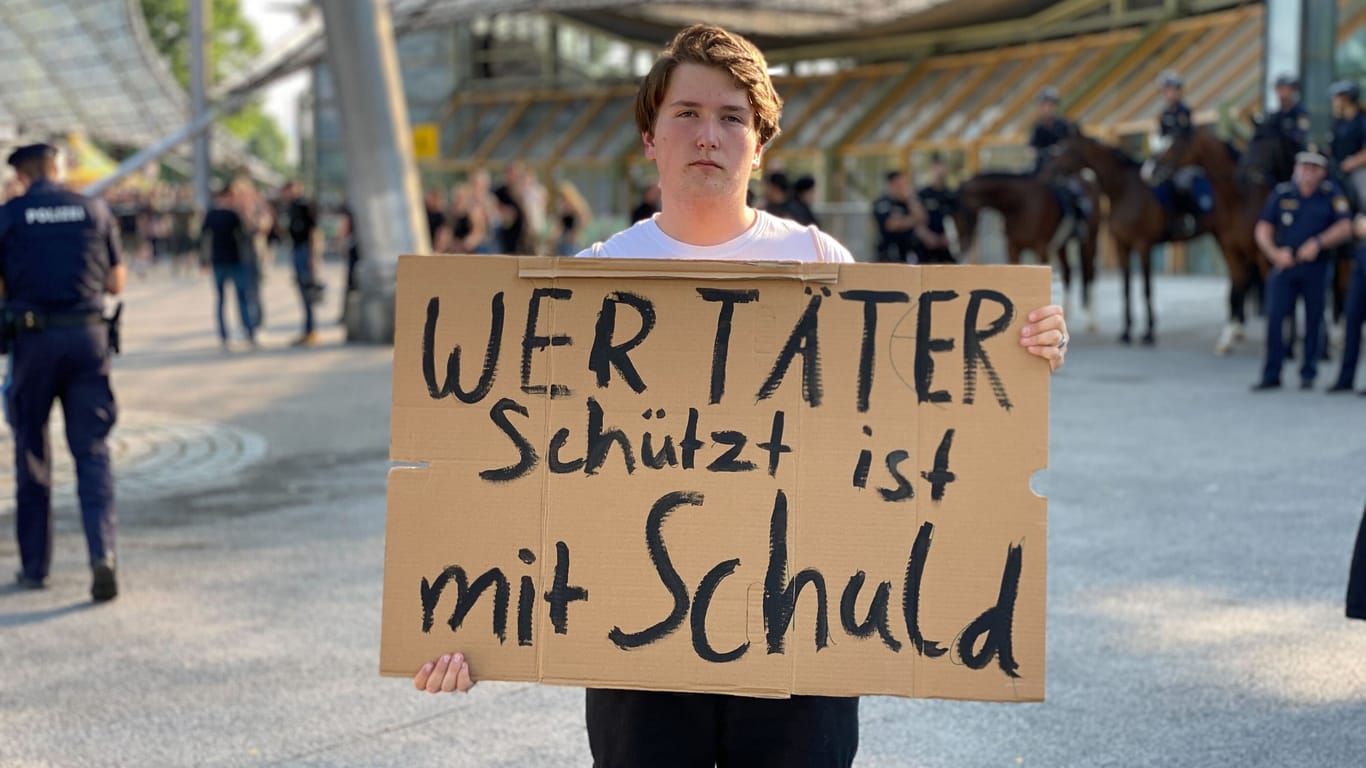Luca Barakat im Juni 2023 mit einem Schild vor der Olympiahalle in München: Als ehemaliger Fan demonstrierte er dafür, dass Opfern geglaubt werde.