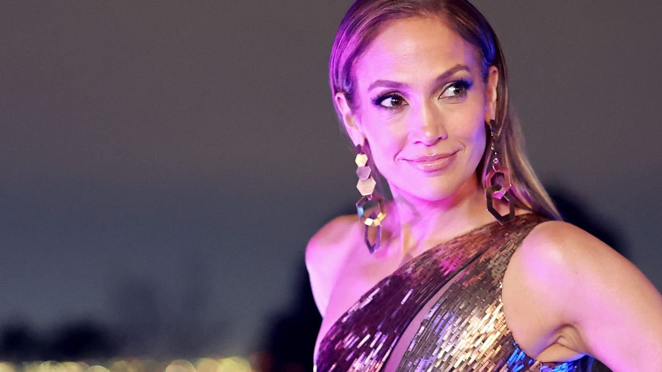 Jennifer Lopez: Die 53-Jährige zeigt ihre neue Frisur.