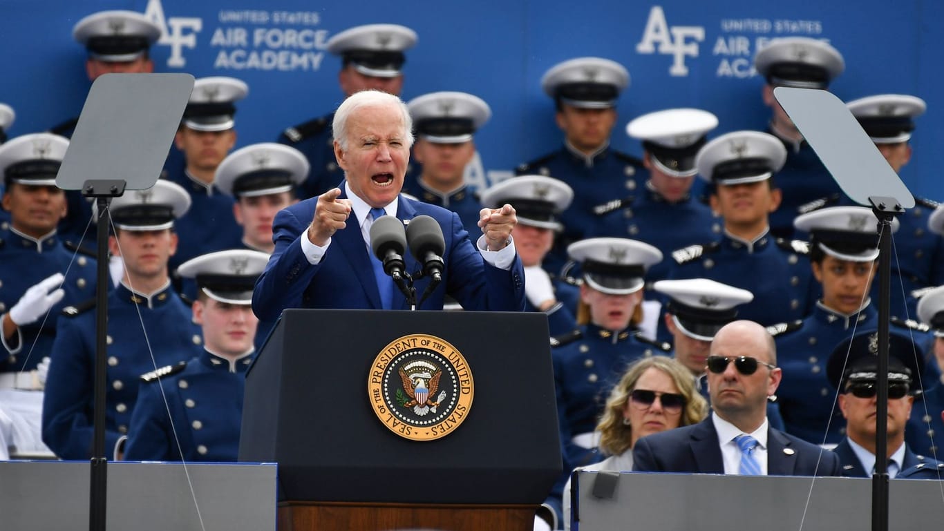 Joe Biden während seiner Rede, rechts und links die Teleprompter.