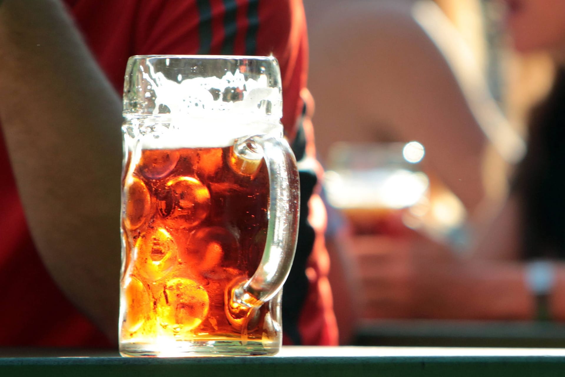 Ein Biergarten in Bayern: Am Wochenende hat ein Mann einen anderen mit einem Messer attackiert.