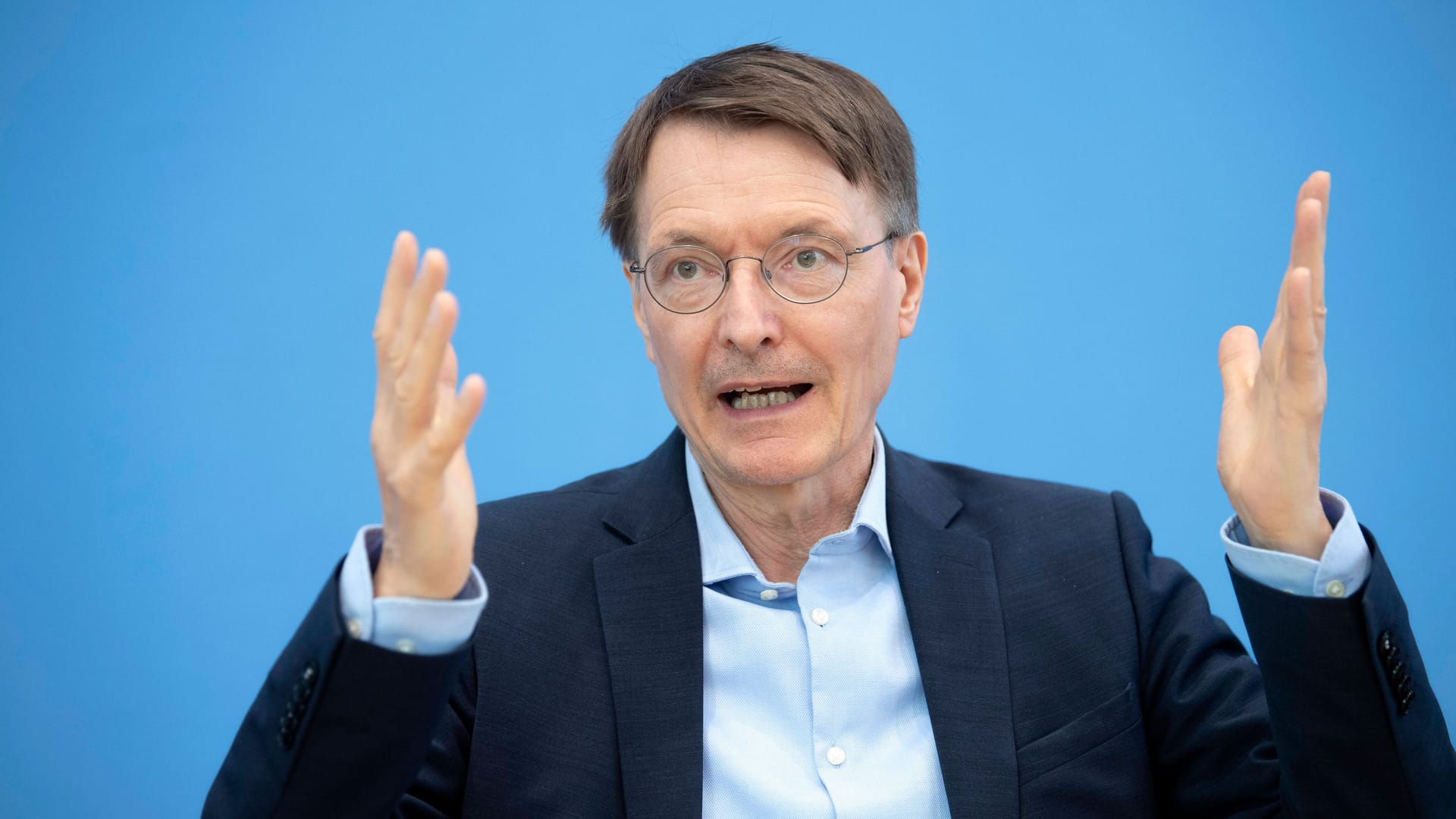 Gesundheitsminister Karl Lauterbach (Archivbild): Das Pflegesystem ist auf Angehörige angewiesen, die einen großen Teil der Arbeit stemmen. (Quelle: Florian Gaertner/photothek.de via www.imago-images.de)