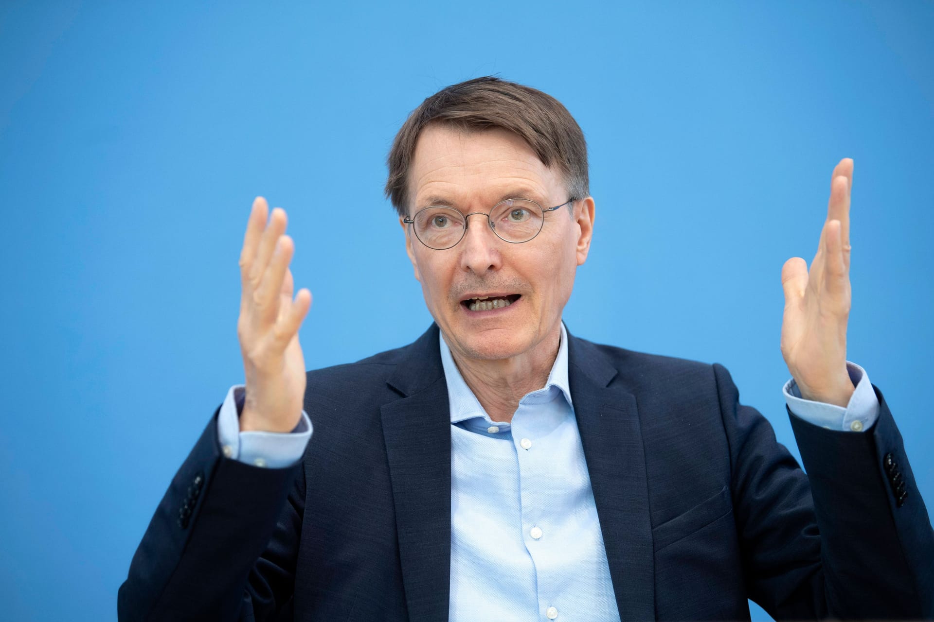 Gesundheitsminister Karl Lauterbach (Archivbild): Das Pflegesystem ist auf Angehörige angewiesen, die einen großen Teil der Arbeit stemmen. (Quelle: Florian Gaertner/photothek.de via www.imago-images.de)