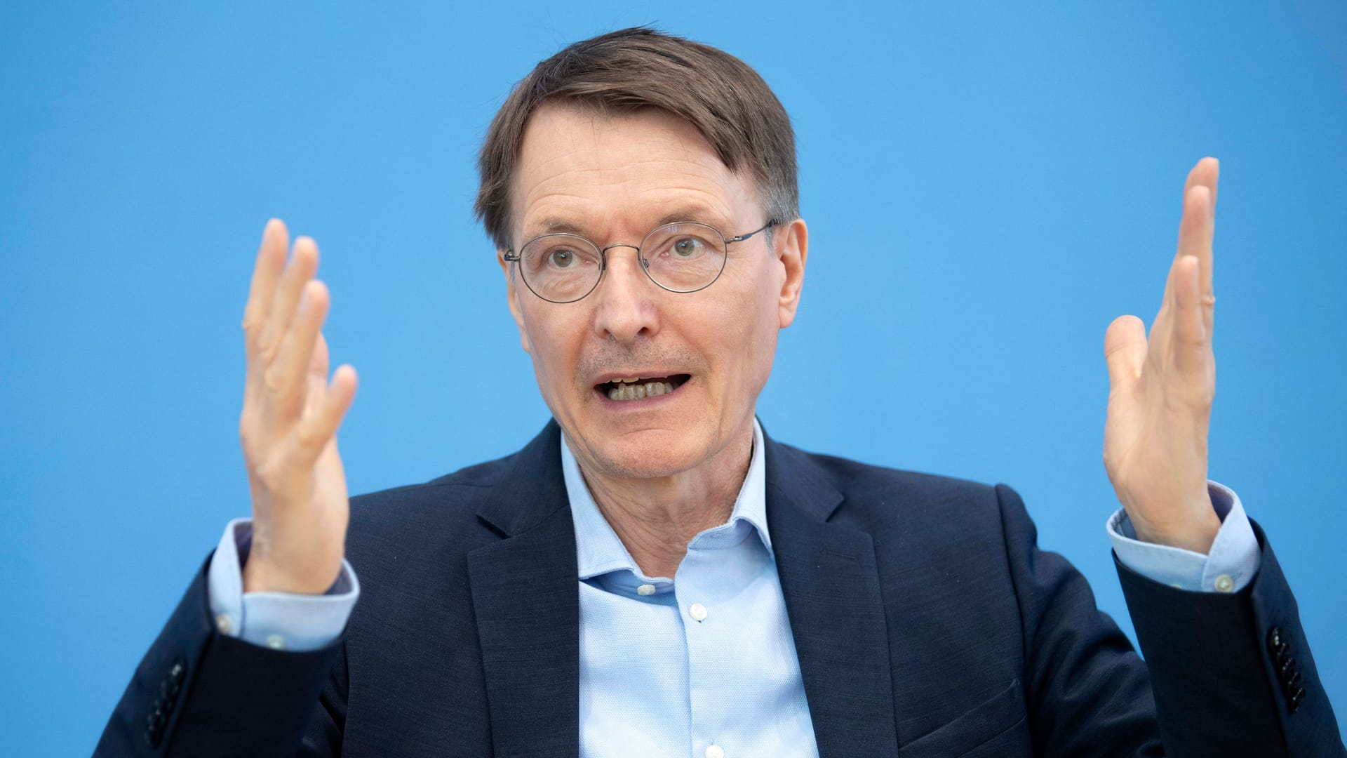 Gesundheitsminister Karl Lauterbach (Archivbild): Das Pflegesystem ist auf Angehörige angewiesen, die einen großen Teil der Arbeit stemmen. (Quelle: Florian Gaertner/photothek.de via www.imago-images.de)